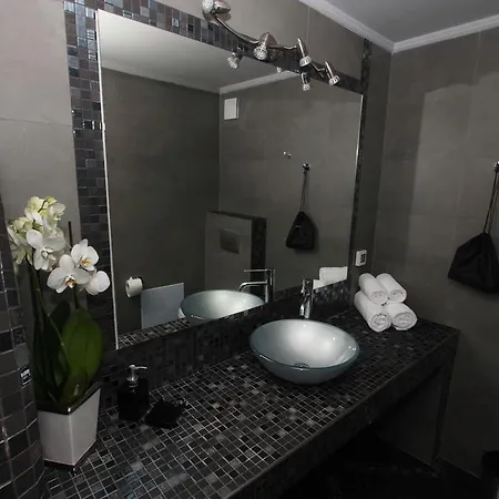 公寓 卡尔德拉马杰斯提别墅 *